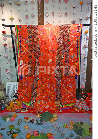 土浦雛祭（人偶節）展覽中的一幕：色彩鮮豔的打掛（婚禮和服）和懸掛的裝飾品營造出壯麗的傳統美感。 139515148