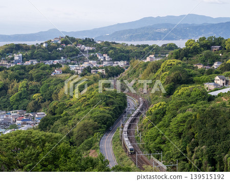 【東海道本線】清晨，一列地方列車駛過沿海小鎮。 139515192