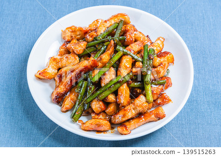 Stir-fried pork loin and garlic sprouts: A hearty meat and vegetable stir-fry packed with energy. Stir-fried pork loin and garlic sprouts: A hearty meat and vegetable stir-fry packed with energy. 139515263