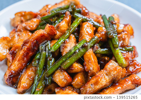 蒜苗炒豬裡肌:一道營養豐富、能量滿滿的肉類和蔬菜炒菜。 蒜苗炒豬裡肌:一道營養豐富、能量滿滿的肉類和蔬菜炒菜。 139515265