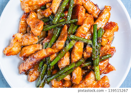 Stir-fried pork loin and garlic sprouts: A hearty meat and vegetable stir-fry packed with energy. Stir-fried pork loin and garlic sprouts: A hearty meat and vegetable stir-fry packed with energy. 139515267
