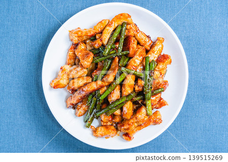 Stir-fried pork loin and garlic sprouts: A hearty meat and vegetable stir-fry packed with energy. Stir-fried pork loin and garlic sprouts: A hearty meat and vegetable stir-fry packed with energy. 139515269