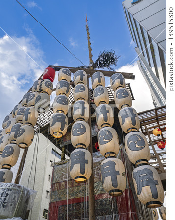 Kyoto's summer, connecting generations. The Tsukihoko float soars into the blue sky. 139515300