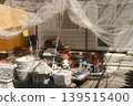 一間充滿懷舊氣息的小屋、一些石製裝飾品和花盆。 139515400