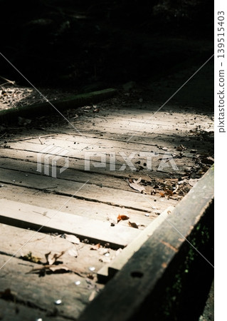 一座橫跨山巒的木橋 一座橫跨山巒的木橋 139515403