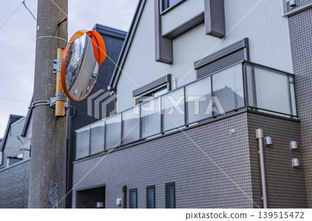 安裝在住宅區電線桿上的凸面鏡，以及房屋的外牆。 139515472