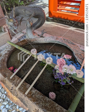 京都神社裡一個美麗的水池，裡面有鮮花和龍的圖案。 139515671