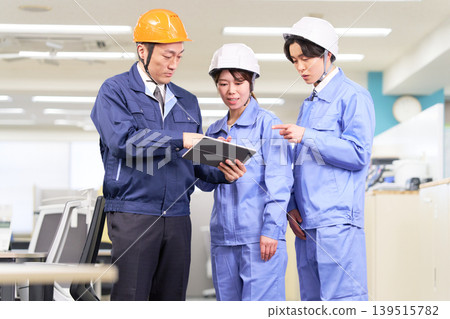 施工管理團隊一邊開會一邊看平板電腦。 139515782