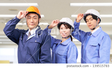一張建築公司員工戴安全帽的合照。 139515783