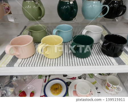 用配套的茶壺享受下午茶時光。 用配套的茶壺享受下午茶時光。 139515911