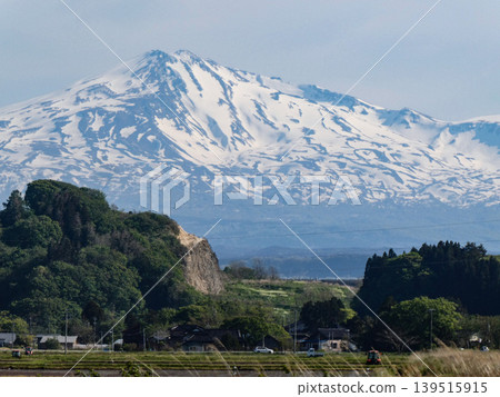 As May arrives, farm work intensifies. Mount Chokai, with an elevation of 2236m, rises on the border between Akita and Yamagata prefectures. As May arrives, farm work intensifies. Mount Chokai, with an elevation of 2236m, rises on the border between Akita and Yamagata prefectures. 139515915