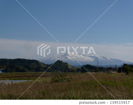 五月來臨,農事也隨之加緊進行。鳥海岳海拔2236米,聳立在秋田縣和山形縣的交界處。 五月來臨,農事也隨之加緊進行。鳥海岳海拔2236米,聳立在秋田縣和山形縣的交界處。 139515917