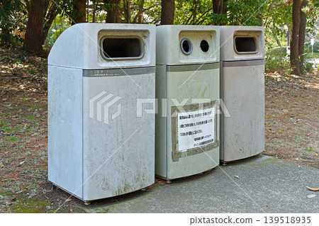 公園裡安裝的垃圾分類桶:這是清潔基礎設施的一個場景,它促進了環境美化和公共空間的禮儀。 公園裡安裝的垃圾分類桶:這是清潔基礎設施的一個場景,它促進了環境美化和公共空間的禮儀。 139518935