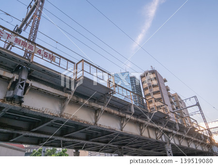 鐵路高架橋和城市建築在藍天的襯托下格外醒目。 139519080