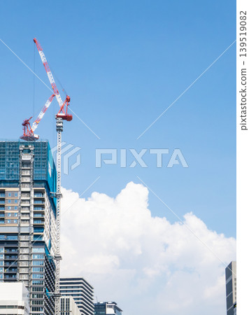 一座正在興建中的摩天大樓,高聳的起重機直插藍天。 一座正在興建中的摩天大樓,高聳的起重機直插藍天。 139519082