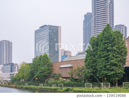 現代建築和商業區景觀與城市綠化和諧共存。 現代建築和商業區景觀與城市綠化和諧共存。 139519086