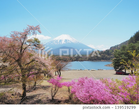 四月,山梨縣精進湖周邊的春日景色 四月,山梨縣精進湖周邊的春日景色 139519299