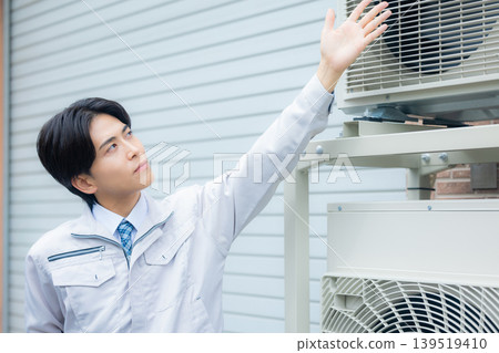 檢查空調的工人 檢查空調的工人 139519410