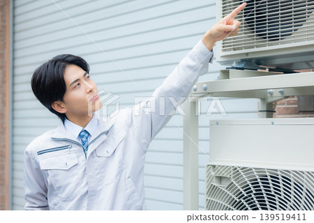 檢查空調的工人 檢查空調的工人 139519411