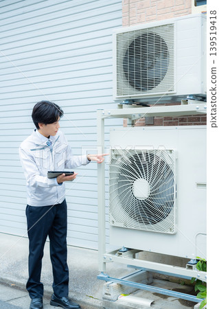 檢查空調的工人 檢查空調的工人 139519418