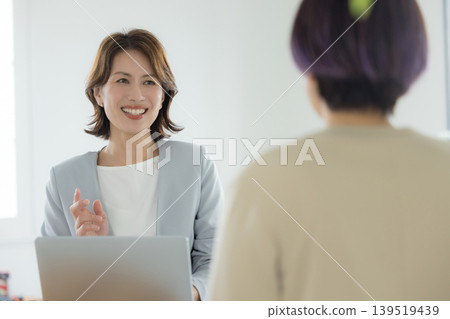 做會議的女商人 做會議的女商人 139519439