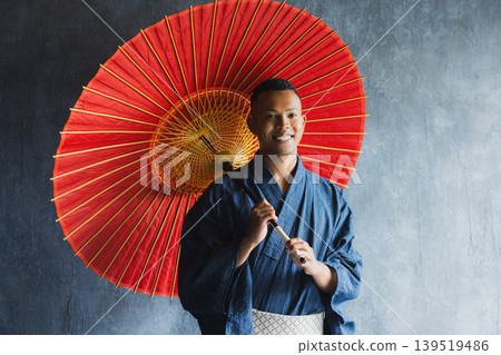Foreign man wearing a yukata 139519486