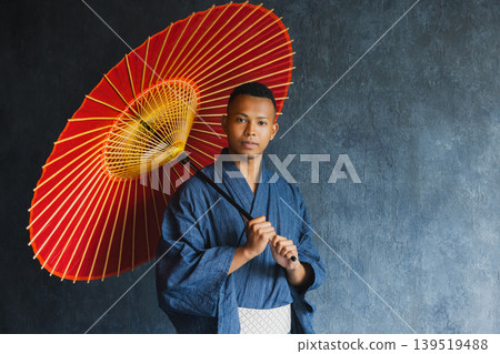 Foreign man wearing a yukata 139519488