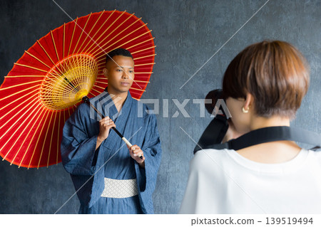 身穿浴衣的外國男子 身穿浴衣的外國男子 139519494