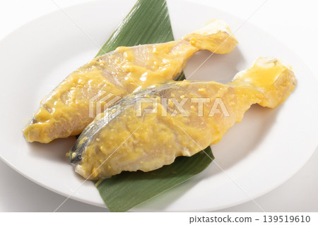 [Korean origin, processed in Miyagi Prefecture] Spanish mackerel marinated in Saikyo miso (before cooking) 139519610