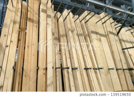 家居裝潢商店木材區擺放著各種建築材料 家居裝潢商店木材區擺放著各種建築材料 139519650