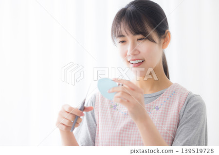 Apron woman 139519728