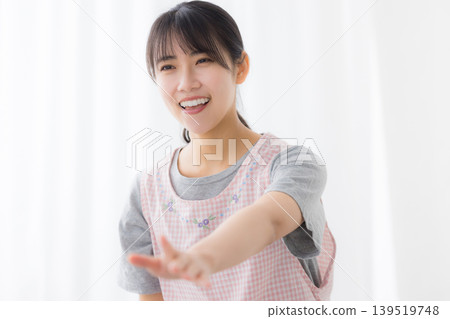 Apron woman 139519748