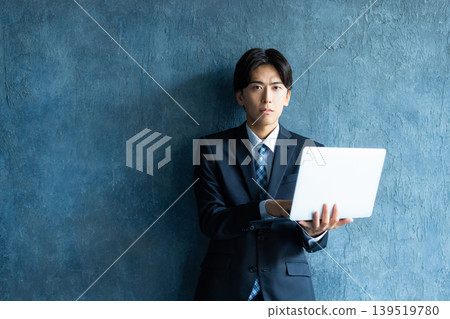 穿著西裝的商人 穿著西裝的商人 139519780
