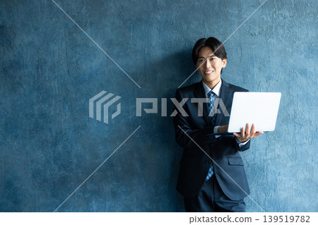 穿著西裝的商人 穿著西裝的商人 139519782