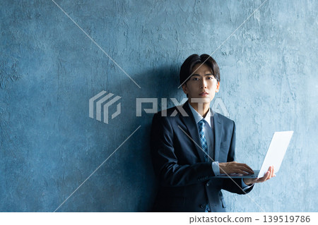 Businessman wearing a suit 139519786