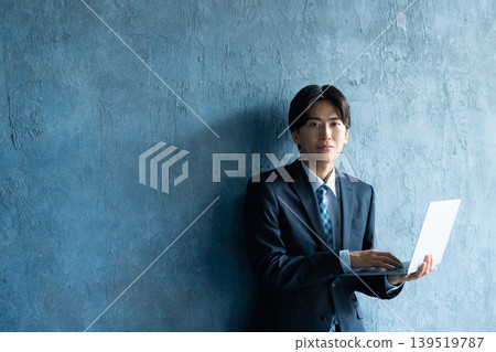 穿著西裝的商人 139519787