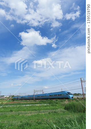 小田急浪漫列車在初夏的鄉間疾駛-伊勢原 小田急浪漫列車在初夏的鄉間疾駛-伊勢原 139519790