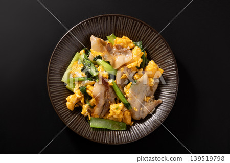 炒五花肉、小松菜(日本芥菜)和雞蛋。 炒五花肉、小松菜(日本芥菜)和雞蛋。 139519798