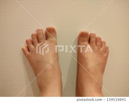 一張俯拍照片,照片中兩條腿張開靠在牆上。 一張俯拍照片,照片中兩條腿張開靠在牆上。 139519841