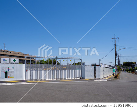 流山站重建施工現場的臨時圍欄和車輛入口;藍天和留白區域 流山站重建施工現場的臨時圍欄和車輛入口;藍天和留白區域 139519903