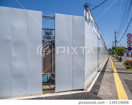 一條沿著建築工地臨時圍籬延伸的人行道:城市發展與行人空間 一條沿著建築工地臨時圍籬延伸的人行道:城市發展與行人空間 139519906