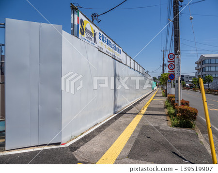 持久耐用的建築工地圍欄和安全標語:車站前區域正在進行改造。 持久耐用的建築工地圍欄和安全標語:車站前區域正在進行改造。 139519907