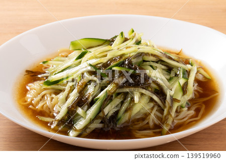 Mozuku seaweed salad with cold ramen 139519960