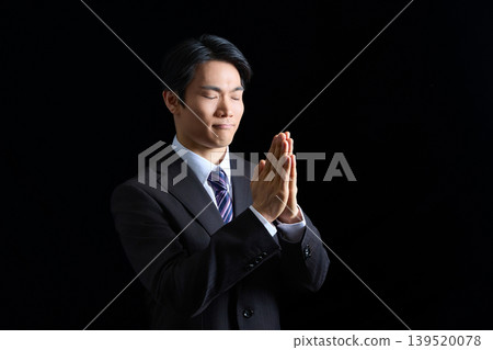 商人,男士,西裝革履,雙手合十祈禱,正在向上帝祈禱,懇求,道歉,向上帝禱告,獻上禱告,雙手合十,請求,懇求,神情嚴肅 商人,男士,西裝革履,雙手合十祈禱,正在向上帝祈禱,懇求,道歉,向上帝禱告,獻上禱告,雙手合十,請求,懇求,神情嚴肅 139520078