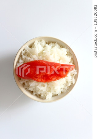 碗中盛有白米和鱈魚子,從正上方俯視,背景為白色。 碗中盛有白米和鱈魚子,從正上方俯視,背景為白色。 139520092