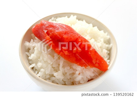 白飯和鱈魚子盛在白色背景的碗裡。 139520162
