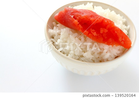 白飯和鱈魚子盛在白色背景的碗裡。 白飯和鱈魚子盛在白色背景的碗裡。 139520164