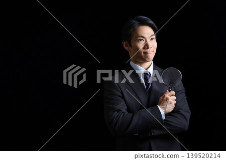 調查照片中的年輕男性商人的肖像。 調查照片中的年輕男性商人的肖像。 139520214