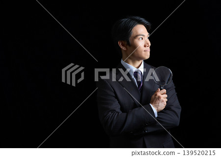 調查照片中的年輕男性商人的肖像。 調查照片中的年輕男性商人的肖像。 139520215