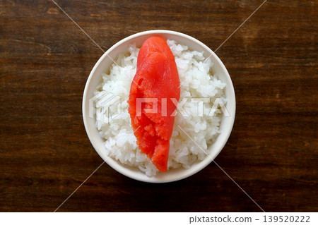 從餐桌正上方視角拍攝的碗中白飯和鱈魚子。 從餐桌正上方視角拍攝的碗中白飯和鱈魚子。 139520222